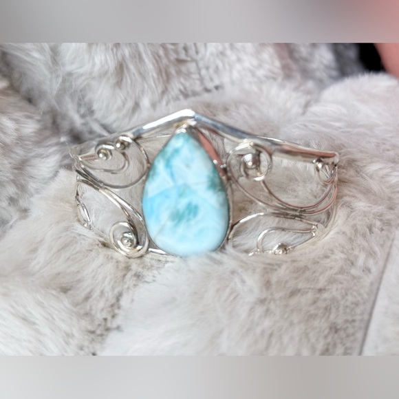 925 Sterling Silver with a Genuine Larimar Stone - Picture 3 of 3